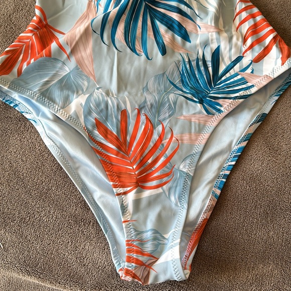 Cupshe Emani Tropical Plunge Lace Up One Piece - Picture 5 of 5